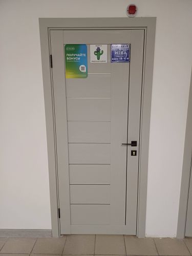 На двери выполнено отверстие, установлено запорное устройство, закреплена ручка. Все элементы надежно зафиксированы, обеспечивая плавное функционирование и безопасность.