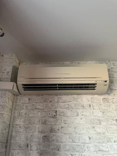 Проведена очистка фильтров, устранение загрязнений с внутренних элементов, дезинфекция системы, проверка дренажа, восстановление работы устройства.