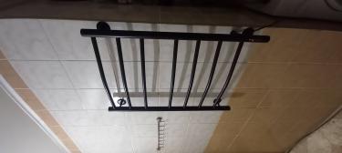 Швы между плиткой и ванной очищены, обработаны герметиком для защиты от влаги. Обеспечена надежная изоляция, предотвращающая протечки и плесень, улучшена долговечность покрытия.