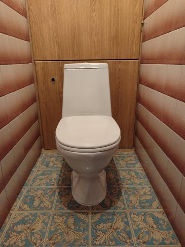 Был установлен новый бачок, подключены коммуникации, проверена герметичность соединений, устранены протечки, обеспечена надежная фиксация, проведено тестирование функциональности.