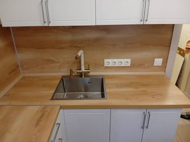 Установка столешницы ДСП Установка и подключение врезной мойки Установка и подключение крана и фильтра для питьевой воды