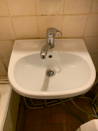 Установлен новый запорный механизм, обеспечивающий надежное функционирование. Старый элемент демонтирован, произведена герметизация соединений. Проверена работоспособность системы.