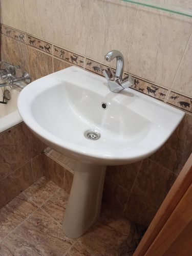 Заменен неисправный кран на новый, обеспечивающий надежное функционирование водопровода. Установлены все необходимые соединения, проверена герметичность, устранены протечки.