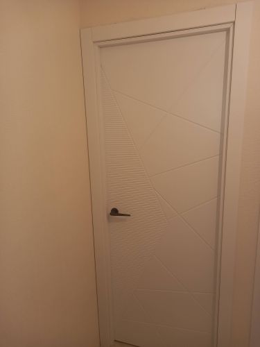 Установлена новая деревянная створка, закреплены петли, врезан замок, отрегулирована фурнитура, выполнена отделка проема, обеспечена плавная работа конструкции.