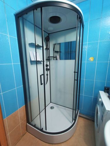 Установлена новая душевая кабина: смонтированы стенки, поддон, двери, подключены коммуникации, проверена герметичность, закреплены полки и лейка, проведена финальная проверка функциональности.