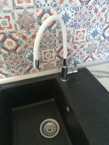 Выполнен точный вырез под мойку в кухонной поверхности, обеспечена плотная установка. Обработка краев для предотвращения повреждений. Установлен смеситель, обеспечена герметичность соединений.