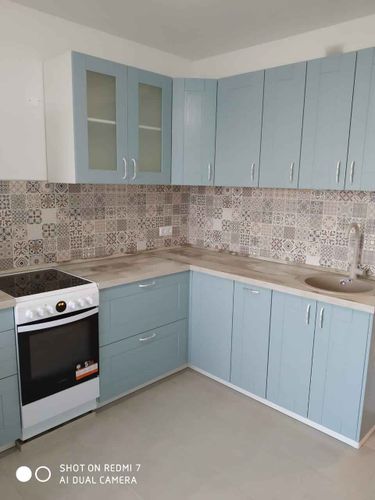 Установлены шкафы, закреплены фасады, смонтирована столешница, подключена мойка, установлена плита, оформлен фартук, выполнены все работы по сборке и монтажу кухонного гарнитура.