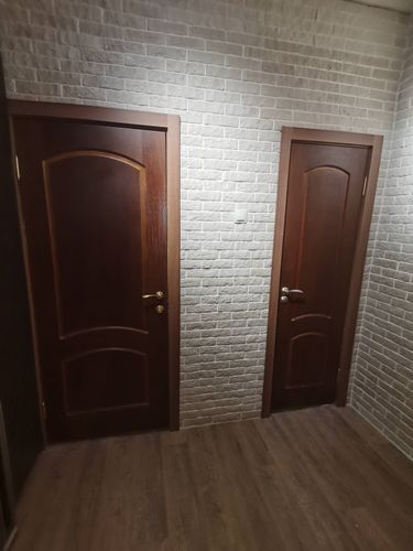 Установлены декоративные элементы вокруг двери, обеспечивая завершённый вид. Аккуратно подогнаны и закреплены, создавая гармонию с интерьером. Работа выполнена качественно и эстетично.