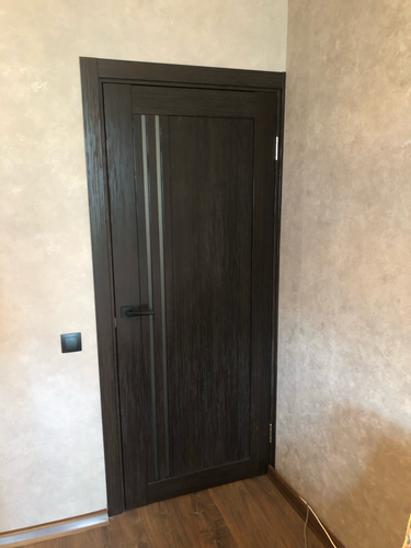 Изображена установленная дверь-гармошка: закреплены направляющие, створки, ручки, проведена регулировка, проверена плавность открывания и закрывания, обеспечена надежная фиксация конструкции.