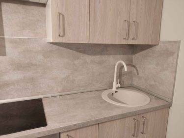 Установлены шкафы, закреплена столешница, смонтирована мойка, подключен смеситель. Завершена сборка и установка кухонного гарнитура с учетом всех деталей и точной подгонкой элементов.