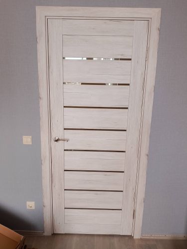 Установлена новая створка, закреплены петли, врезана ручка, отрегулирована фурнитура, выровнена коробка, завершена отделка откосов, обеспечена плавная работа конструкции.