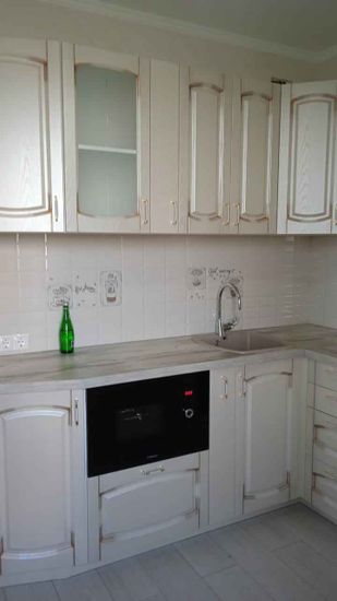 Установлены шкафы, смонтирована столешница, врезана мойка, подключен смеситель. Собраны и закреплены фасады, установлена техника. Проведены финальные проверки и настройка элементов.