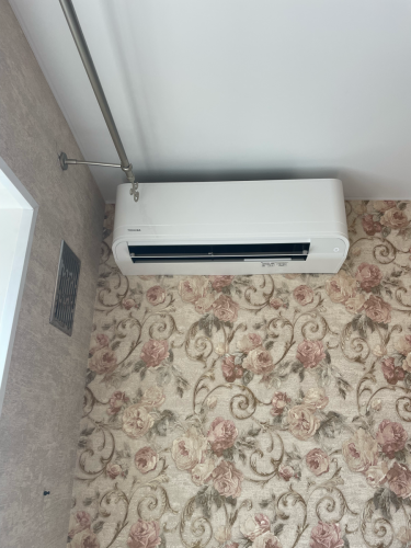 Устройство установлено на новом месте, закреплено на стене, подключены коммуникации, проверена работоспособность, обеспечена надежная фиксация и эстетичное расположение.