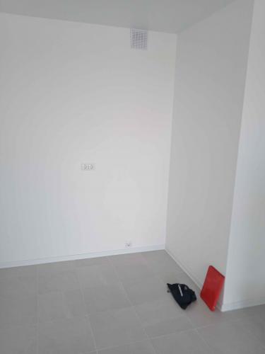 Проведены точные обмеры помещения, учтены все особенности стен и углов, подготовлены данные для проектирования мебели, проверены коммуникации и вентиляция, сделаны необходимые расчёты.