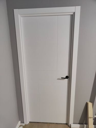 Установлен новый замок, выполнено точное сверление, произведена аккуратная подгонка, закреплены все элементы, проверена функциональность, обеспечена надежная фиксация, завершена чистовая отделка.