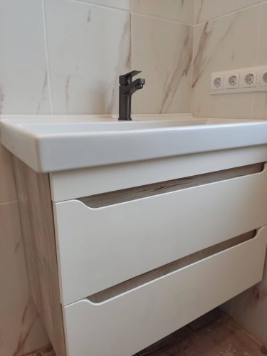 Установлен новый кран, подключены водопроводные трубы, проверена герметичность соединений, обеспечена надежная фиксация, обновлен внешний вид зоны мойки.