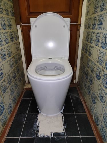 Установлен новый напольный унитаз, подключены коммуникации, герметично зафиксирован на плитке, проверена работоспособность сливного механизма, проведена уборка рабочего места.