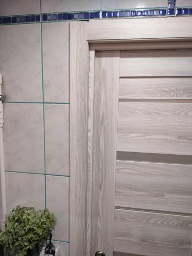 Установка дверного наличника