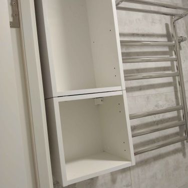 Установлен шкаф с зеркалом в ванной комнате. Закреплен на стене, выровнен по уровню. Проверена надежность креплений и функциональность дверей. Завершено аккуратно и качественно.