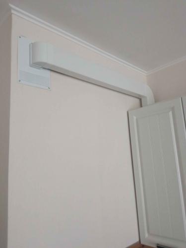 Установлен воздуховод, соединяющий вытяжку с вентиляционной шахтой, обеспечивая эффективное удаление воздуха. Конструкция закреплена на стене, обеспечивая надежность и долговечность.