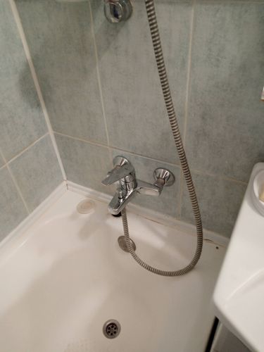 Установлен новый кран в ванной комнате. Проведены работы по демонтажу старого оборудования, монтажу и герметизации нового устройства, проверена функциональность и отсутствие протечек.