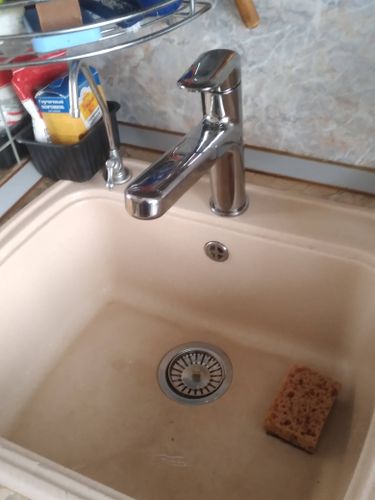 Выполнена замена кранбуксы в кухонном смесителе. Устранены протечки, обеспечена герметичность соединений, восстановлена функциональность. Установлен новый элемент, проверена работа.