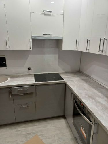 Завершена работа по подготовке и установке кухонных панелей. Фасады аккуратно подогнаны, обеспечивая точное прилегание и современный вид. Углы и стыки выполнены с высокой точностью.