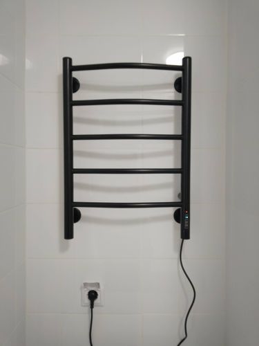 Закреплен прибор на стене, подключен к розетке, проверена работа устройства, обеспечена надежная фиксация, соблюдены меры безопасности, выполнены все необходимые подключения.