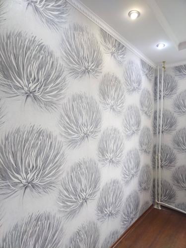 Стены покрыты стеклохолстом с абстрактным узором. Поверхность ровная, без дефектов, с четкими стыками. Эстетичный вид, гармонирующий с интерьером. Работа завершена аккуратно и профессионально.
