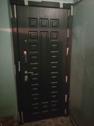 Извлечена металлическая конструкция, удалены крепления, освобождён проём, подготовлено пространство для установки новой двери.