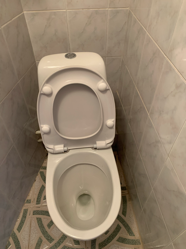 Установлено новое сантехническое оборудование, подключено к водопроводу, проверена герметичность соединений, закреплено на полу, проведена проверка функциональности.