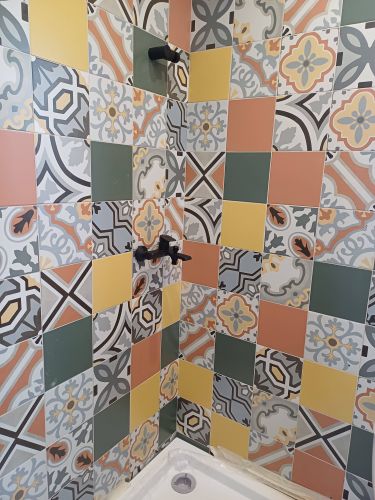 Изображение демонстрирует завершение установки нового крана. Произведена замена старого оборудования, обеспечена герметичность соединений, проверена функциональность.