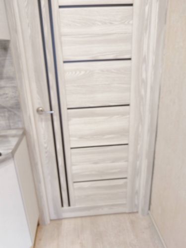 Установлена новая створка, закреплены петли, врезан замок, смонтирована ручка. Коробка выровнена, откосы обработаны, наличники зафиксированы. Все элементы подогнаны, конструкция функционирует.