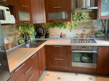 Установлена новая столешница из ДСП, вырезаны отверстия для мойки и варочной панели, закреплены на кухонных шкафах, обработаны стыки герметиком для защиты от влаги.