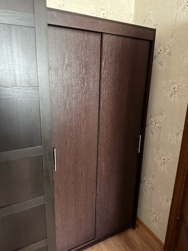 Установлены двери, закреплены направляющие, собраны полки, прикреплены ручки, отрегулированы механизмы, проверена устойчивость конструкции, завершена отделка.