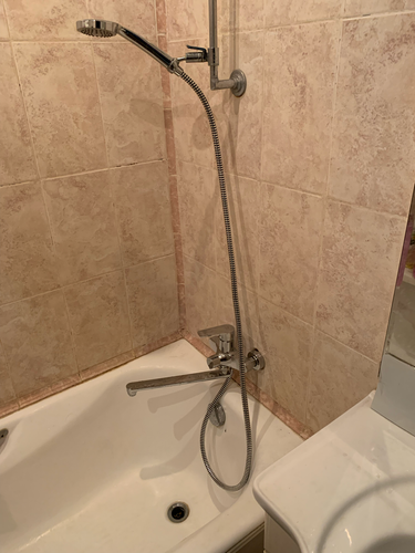 Установлен новый кран в ванной комнате. Закреплены все элементы, подключены трубы, проверена герметичность соединений. Смеситель функционирует без протечек, обеспечивая подачу воды.