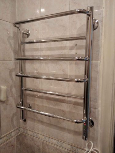 Установлен новый прибор на стену, подключен к электросети, проверена работоспособность, закреплен надежно, обеспечена безопасность использования, выполнена чистовая отделка.