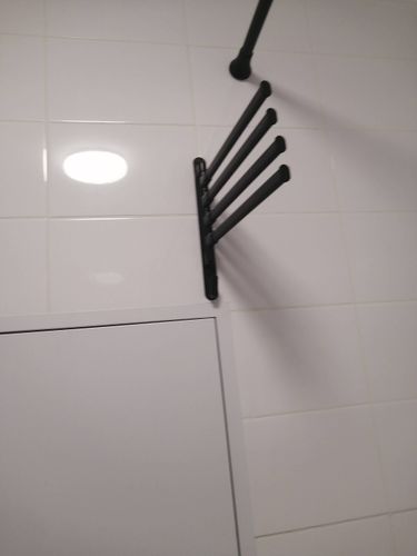 Изображение демонстрирует завершённую установку зеркала на стену. Зеркало аккуратно закреплено, обеспечивая надёжность и устойчивость. Работа выполнена с учётом всех стандартов качества.