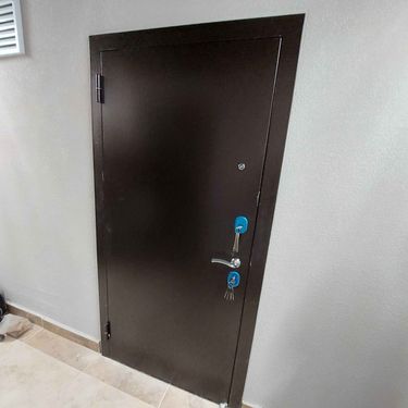 Установлена металлическая дверь: закреплена рама, навешено полотно, врезан замок, отрегулированы петли, проверена работа ключей, выполнена герметизация швов, убран строительный мусор.