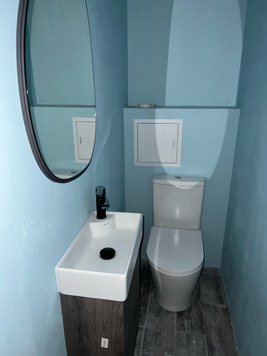 Установлен новый бачок, подключены коммуникации, проверена герметичность соединений, выполнена регулировка системы слива, обеспечена функциональность и надежность оборудования.