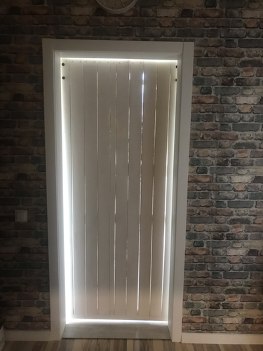 Установлена раздвижная конструкция с одной панелью, закреплены направляющие, обеспечено плавное скольжение, произведена регулировка положения, проверена функциональность, завершены отделочные работы.