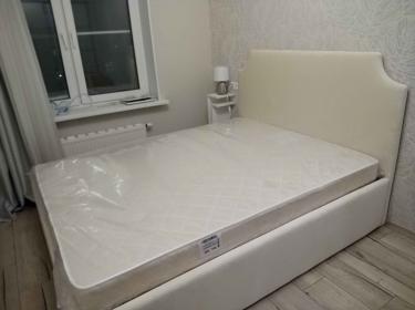 Изготовлен и установлен предмет мебели, обеспечивающий хранение вещей. Все элементы соединены, выровнены и закреплены, обеспечивая устойчивость и функциональность в интерьере.