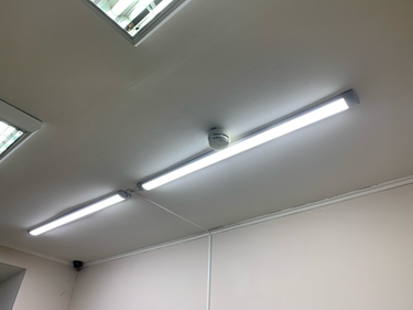 Проведена установка потолочных светильников с люминесцентными лампами. Закреплены на поверхности, подключены к электросети, обеспечено равномерное освещение помещения.