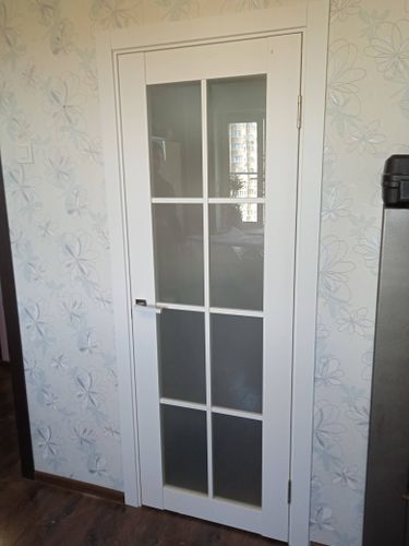 Установлена новая дверь: закреплена рама, навешено полотно, врезан замок, отрегулированы петли, проверена плавность хода. Завершены отделочные работы, обеспечена герметичность.