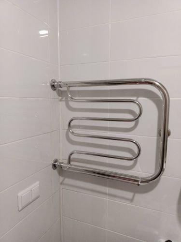 Установлен новый водяной полотенцесушитель на стену в ванной комнате. Проведены работы по подключению к системе водоснабжения, проверена герметичность соединений, обеспечена надежная фиксация.