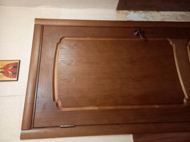 Установлена деревянная створка, закреплены петли, врезана ручка, выполнена отделка наличниками. Завершена регулировка, проверена плавность открывания.