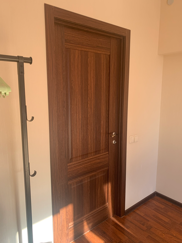 Установлены дополнительные элементы на межкомнатную дверь, обеспечивающие завершённый внешний вид и гармоничное сочетание с интерьером. Работа выполнена качественно и аккуратно.