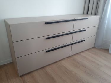 Собран новый предмет мебели: установлены ящики, прикреплены ручки, выровнены поверхности, закреплены детали, проверена устойчивость, обеспечена функциональность, завершена установка.