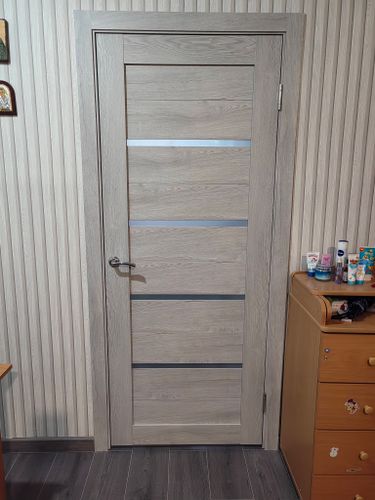 Установлен новый замок в деревянную дверь. Выполнено аккуратное врезание, обеспечивающее надежное закрытие. Ручка и механизм функционируют безупречно, сохраняя эстетичный вид.