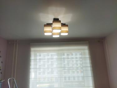 Карниз надежно закреплен на стене, шторы аккуратно висят, создавая уют в комнате. Работа выполнена качественно, все элементы установлены ровно и прочно.